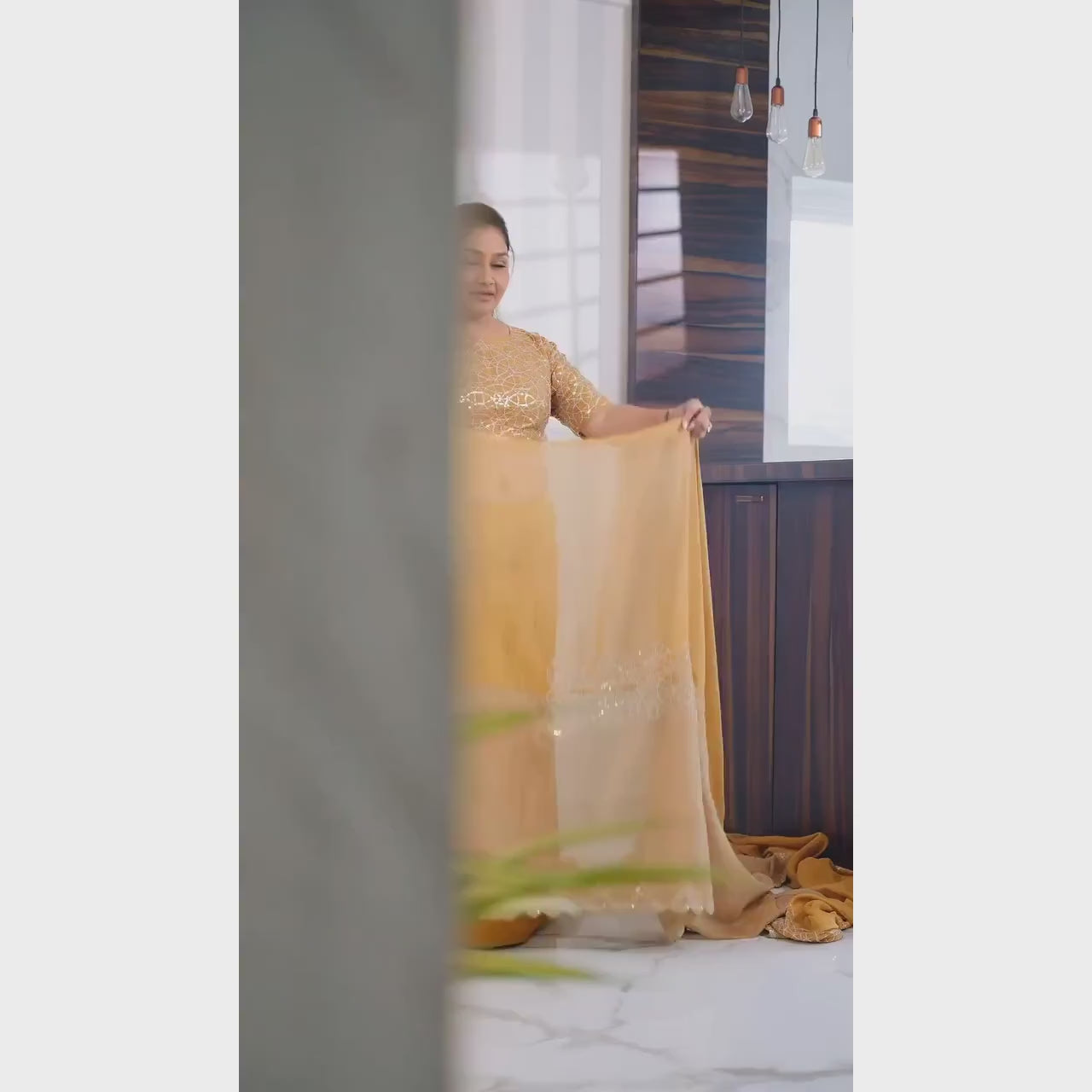 Load and play video in Gallery viewer, Amrapalli Golden Banarasi Tissue Saree
